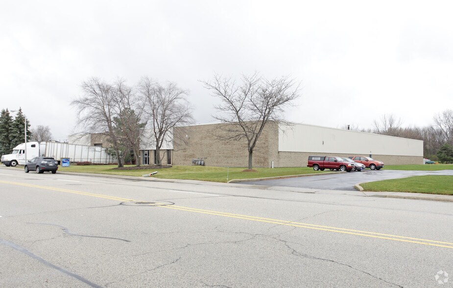 More Photos Of 950-970 Tower Rd, Mundelein Warehouse For Lease
