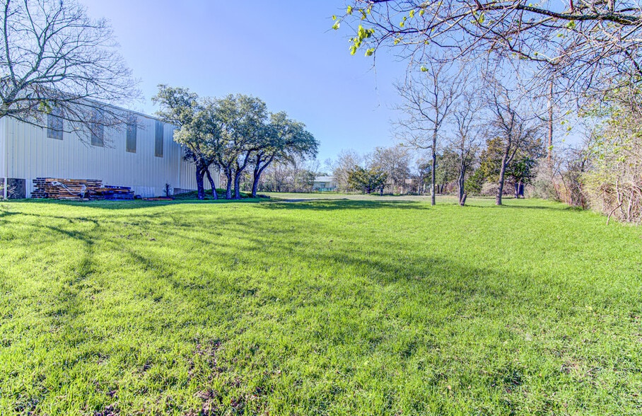 More Photos Of 5206 Beacon Dr, Austin Warehouse For Lease