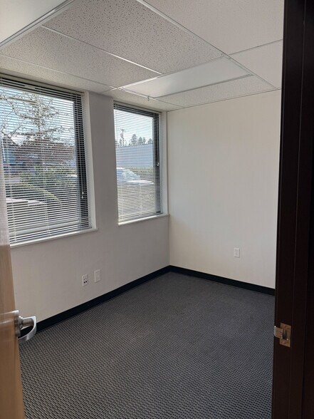 More Photos Of 7831 SE Lake Rd, Portland Office For Lease