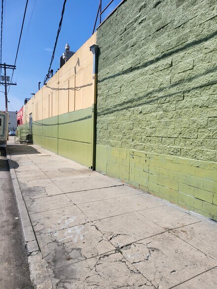 More Photos Of 1000 Lawrence St, Los Angeles Warehouse For Sale