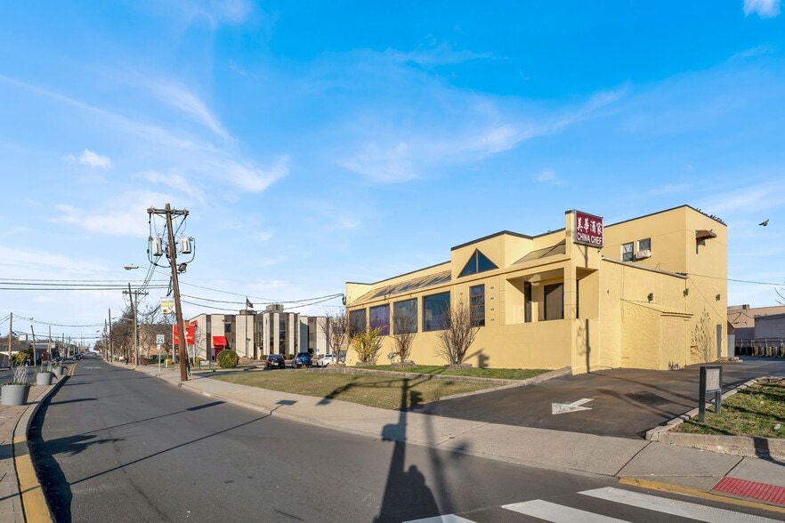 More Photos Of 1322 Paterson Plank Rd, Secaucus General Retail For Sale