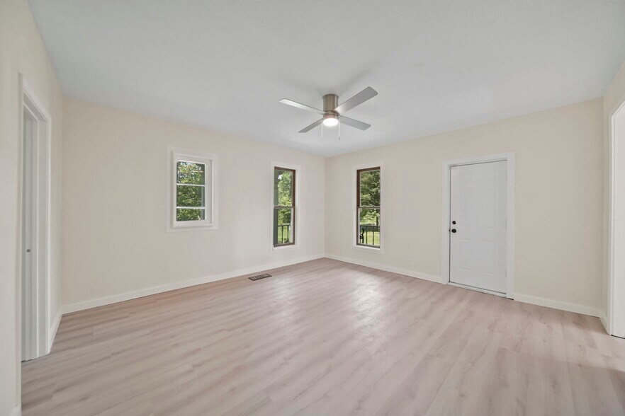 More Photos Of 15379 Howard Rd, Hanover Flex For Sale