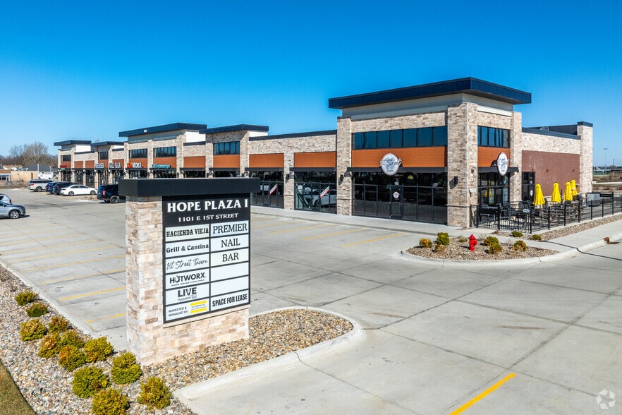 More Photos Of 1101 E 1st St, Grimes Restaurant For Lease