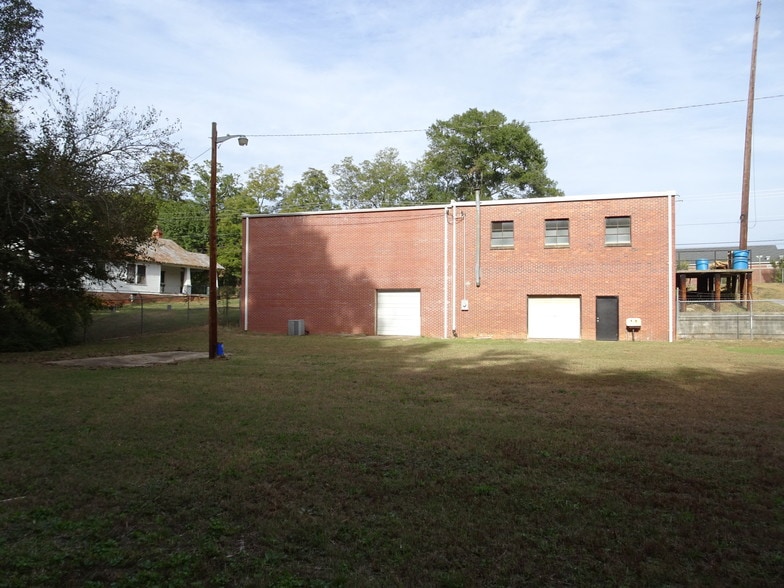 More Photos Of 910 Edgefield St, Greenwood Light Distribution For Sale