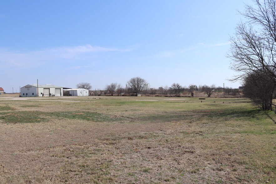 More Photos Of 604 US Highway 287 S, Henrietta Flex For Sale