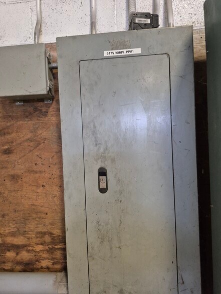 More Photos Of 260 Centre St, Petrolia Warehouse For Lease