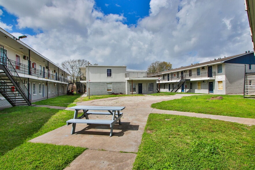 More Photos Of 8700 Gulf Fwy, Houston Apartments For Sale