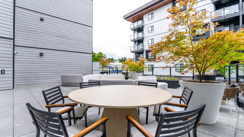 More Photos Of 107 Evans St, Duncan Apartments For Lease