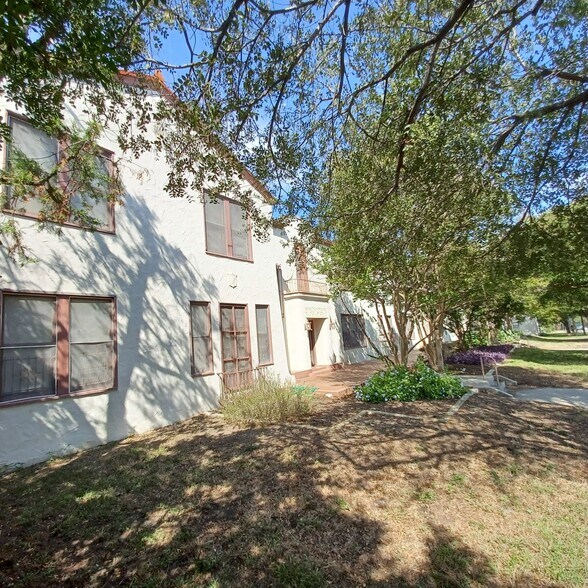 More Photos Of 219 W Magnolia Ave, San Antonio Apartments For Sale