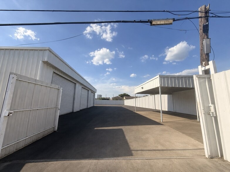 More Photos Of 5610 Southwest Fwy, Houston Industrial For Lease
