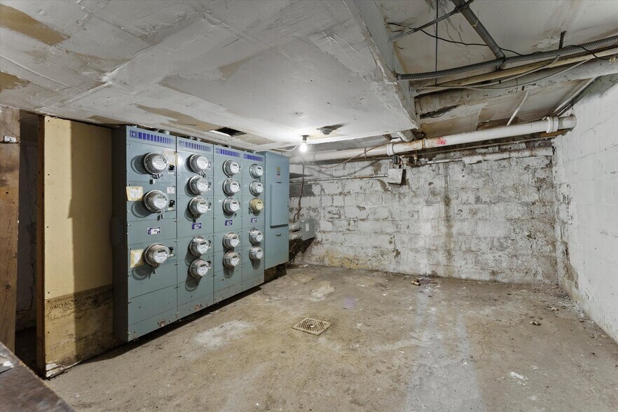 More Photos Of 581 Cataraqui St, Windsor Apartments For Sale