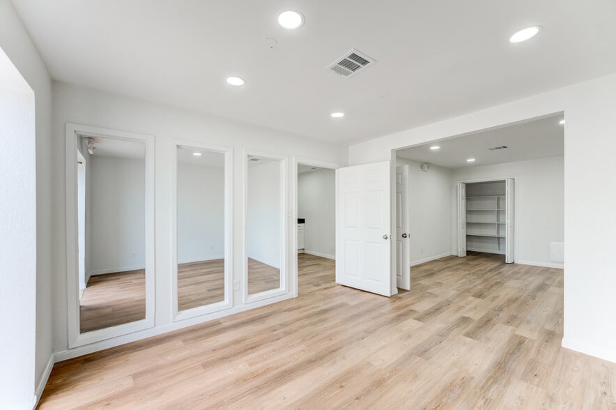 Primary Photo Of 10215 Papalote St, Houston Showroom For Lease