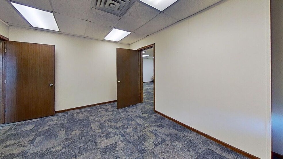 More Photos Of 913 W Holmes Rd, Lansing Medical For Sale