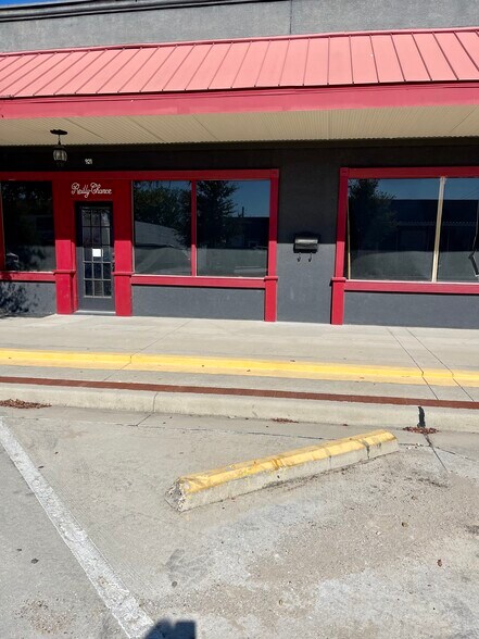 More Photos Of 919 Halsell Street, Bridgeport Restaurant For Lease