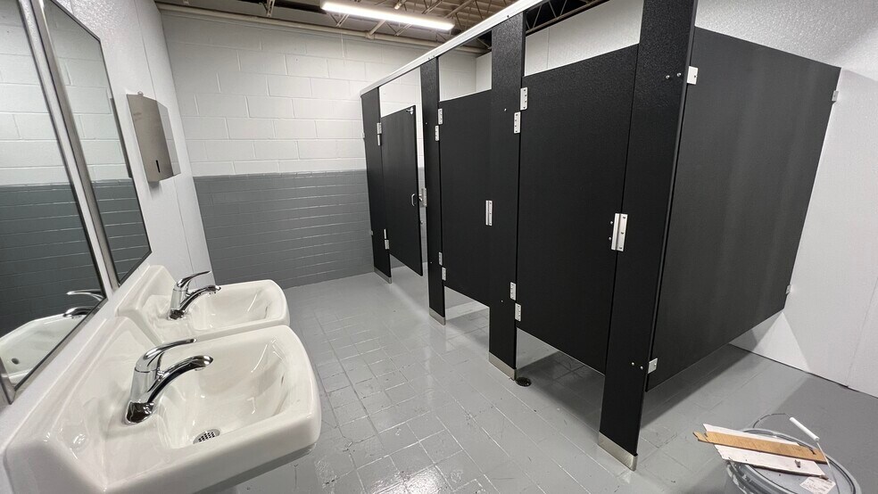 More Photos Of 2112 S Green St, Tupelo Warehouse For Lease