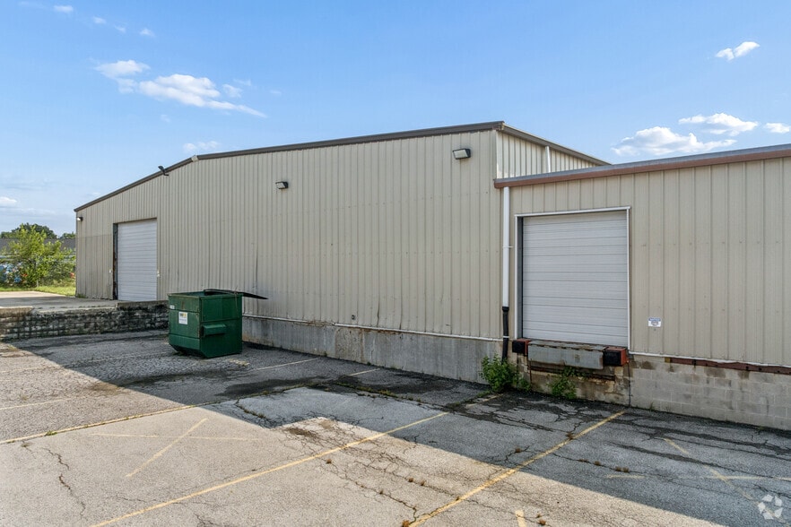 More Photos Of 3 McCullough Dr, New Castle Warehouse For Lease