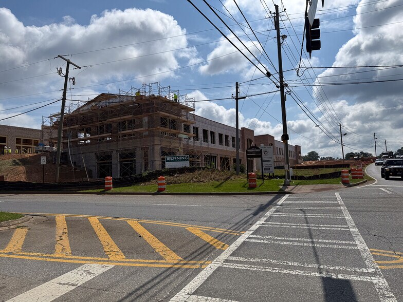 More Photos Of 0 Towne Lake Pky, Woodstock Unknown For Lease