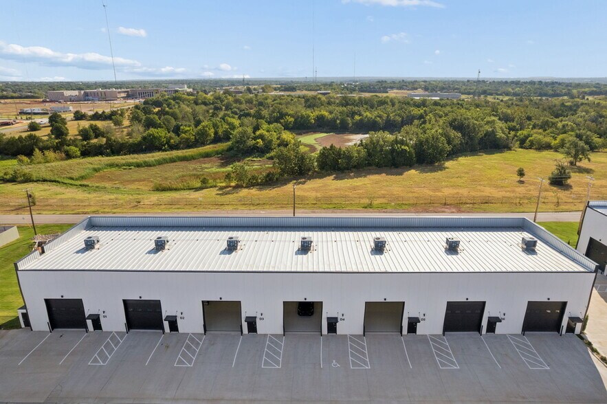 More Photos Of 7700 Broadway Ext, Oklahoma City Light Distribution For Sale
