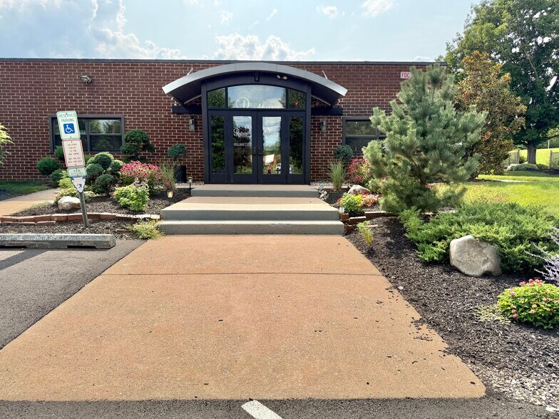 More Photos Of 101 Friends Ln, Newtown Flex For Lease