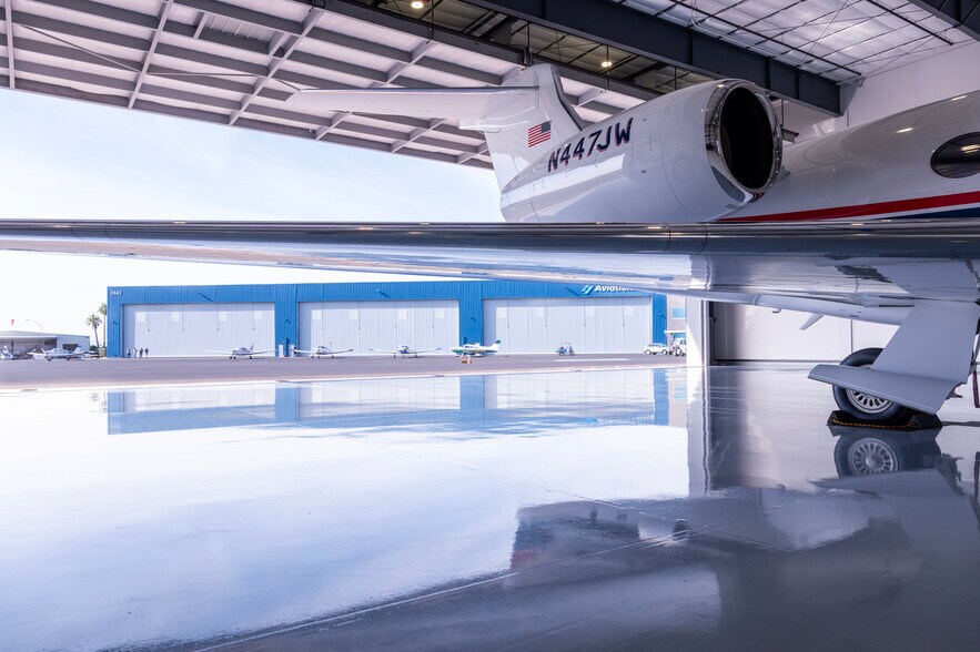 More Photos Of 4520 E Mallory Cir, Mesa Airplane Hangar For Lease
