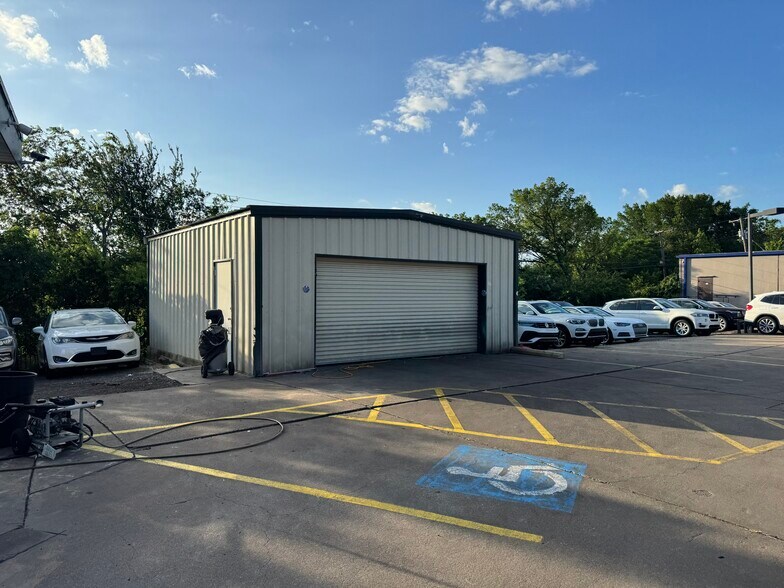 More Photos Of 3001 Alta Mere Dr, Fort Worth Auto Dealership For Lease