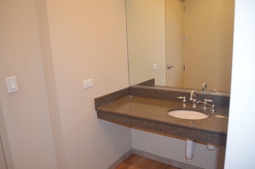 More Photos Of 4170 Lafayette Center Dr, Chantilly Light Distribution For Lease