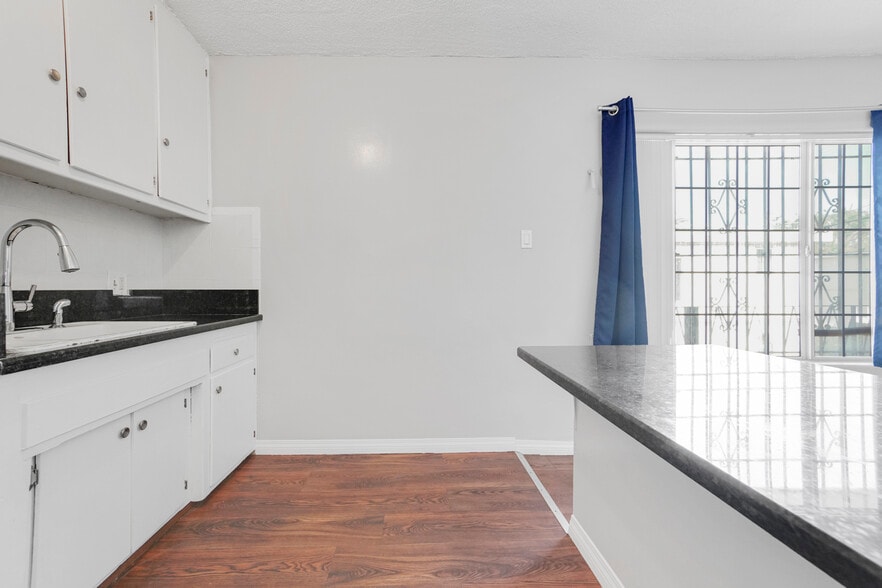 More Photos Of 1143 W 28th St, Los Angeles Multifamily For Sale