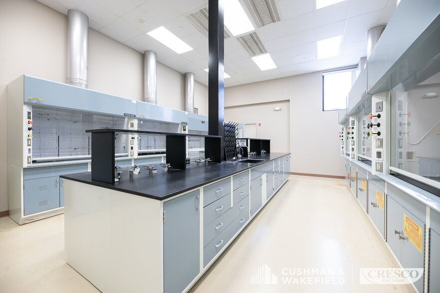 More Photos Of 62 N Summit St, Akron Manufacturing For Sale