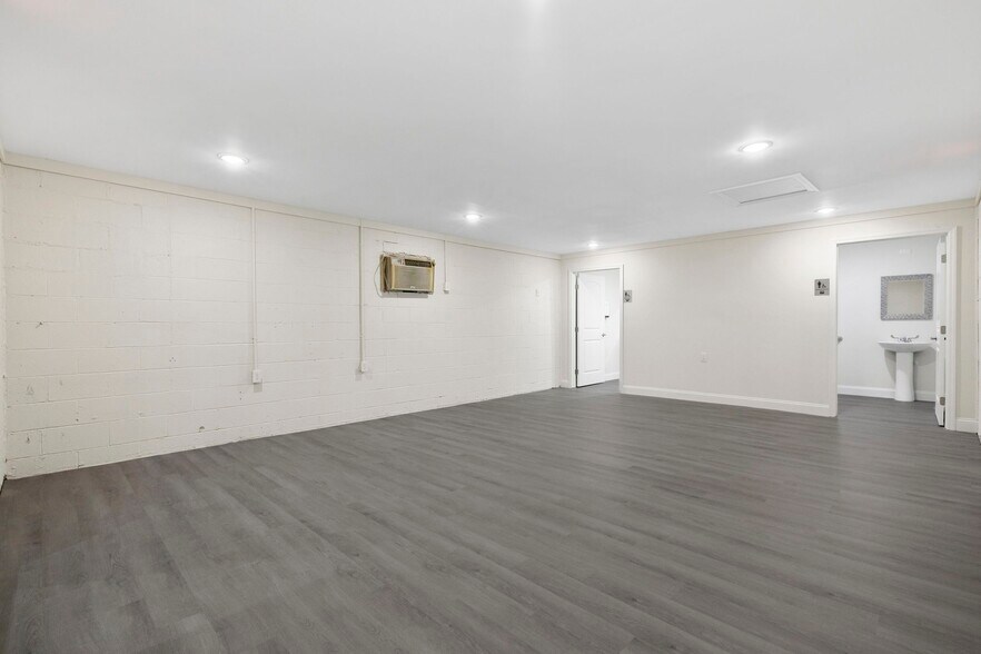 More Photos Of 3307 Sam W Dr ave, Conway Flex For Sale