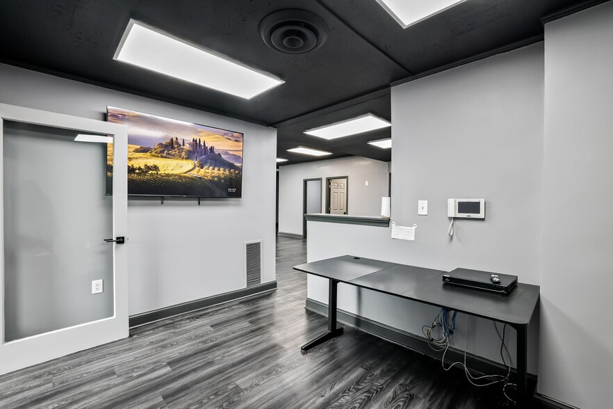 More Photos Of 401 8th St SE, Washington Storefront Retail Office For Lease