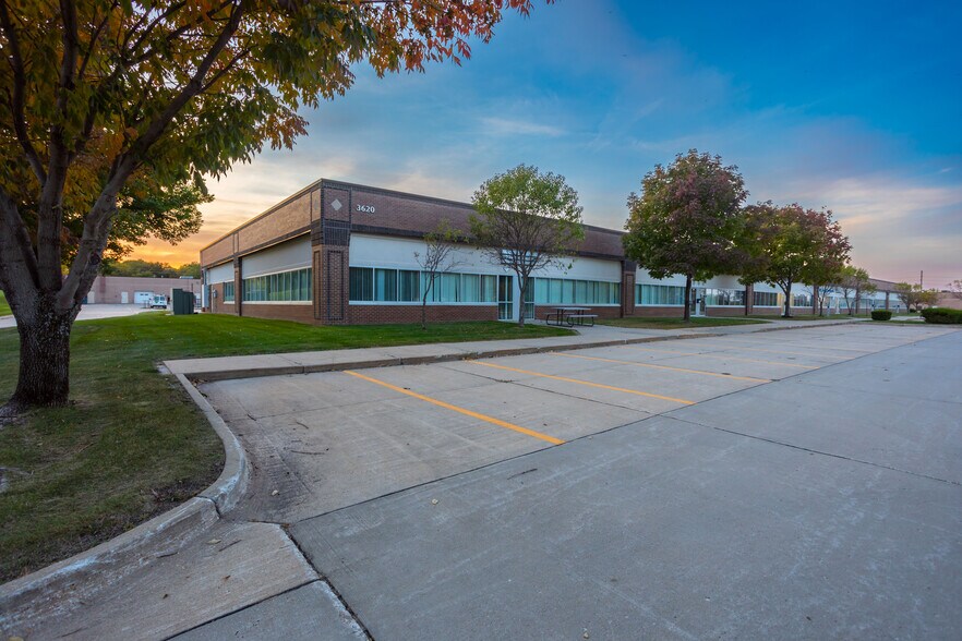 More Photos Of 3620 SW 61st St, Des Moines Office For Lease
