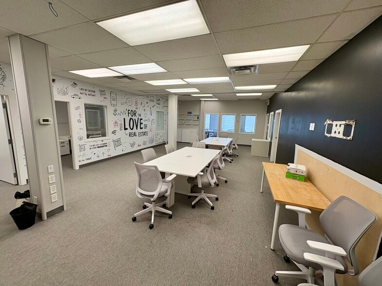 More Photos Of 204-218 Blue Mountain St, Coquitlam Office For Lease