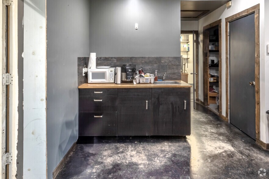 More Photos Of 5410 Dow Rd, Houston Manufacturing For Sale