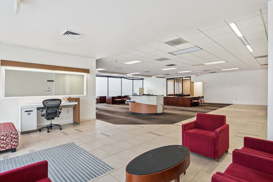 More Photos Of 555 S Hunt Club Blvd, Apopka Bank For Lease