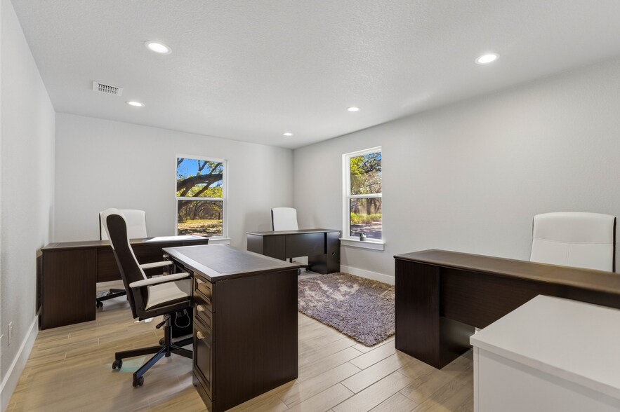 More Photos Of 5683 US Highway 181 N, Floresville Office For Sale