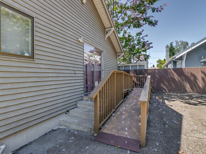 More Photos Of 319 NE 5th St, McMinnville Office Residential For Sale