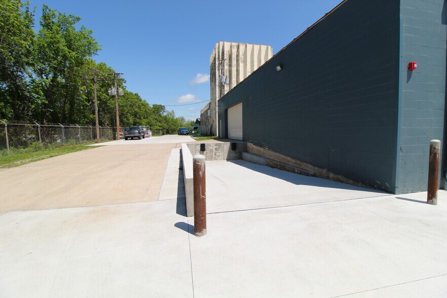 More Photos Of 9700 E 56th St, Raytown Warehouse For Lease
