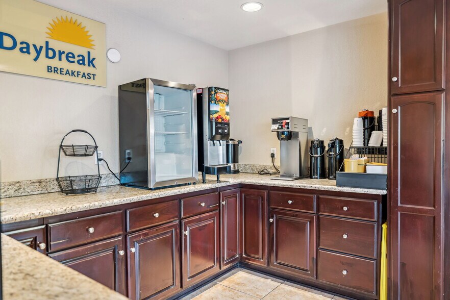 More Photos Of 839 E Main St, Santa Maria Hotel For Sale