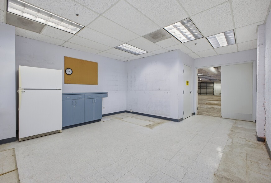 More Photos Of 700-710 W Wilson Ave, Glendale Warehouse For Sale