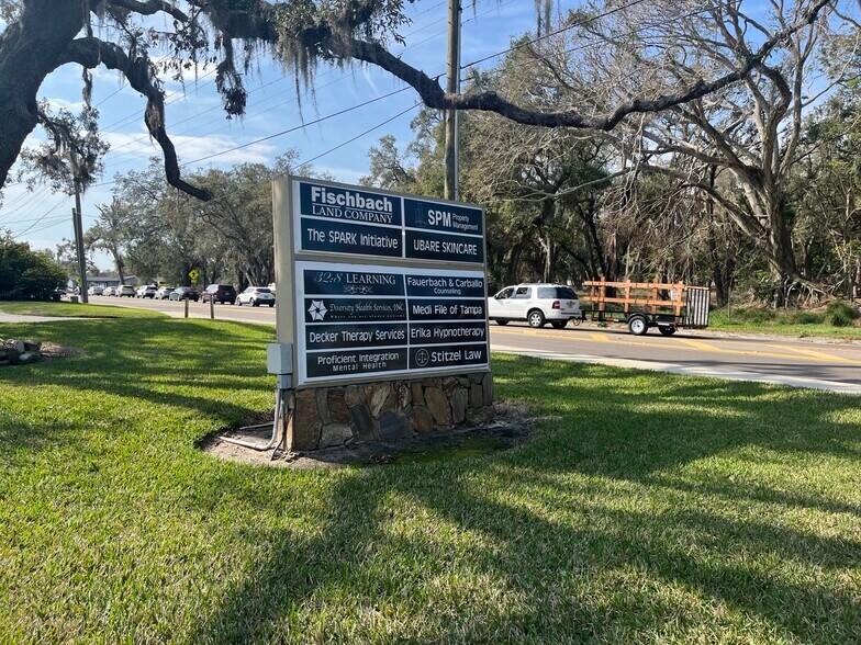 More Photos Of 911-917 S Parsons Ave, Brandon Office For Lease