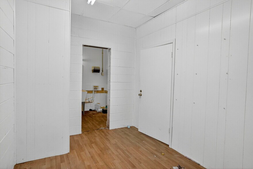 More Photos Of 2201 E 8th St, Odessa Office For Sale