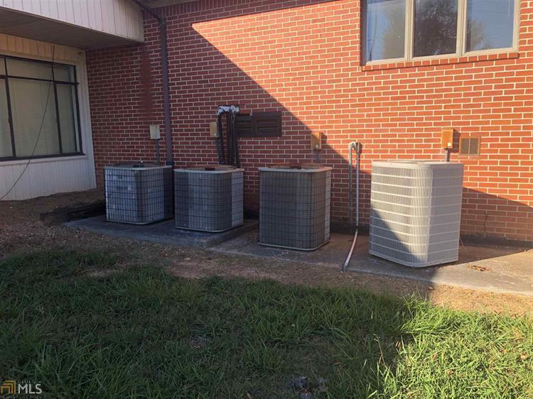 More Photos Of 1321 US Hwy 41 N, Calhoun Office For Lease