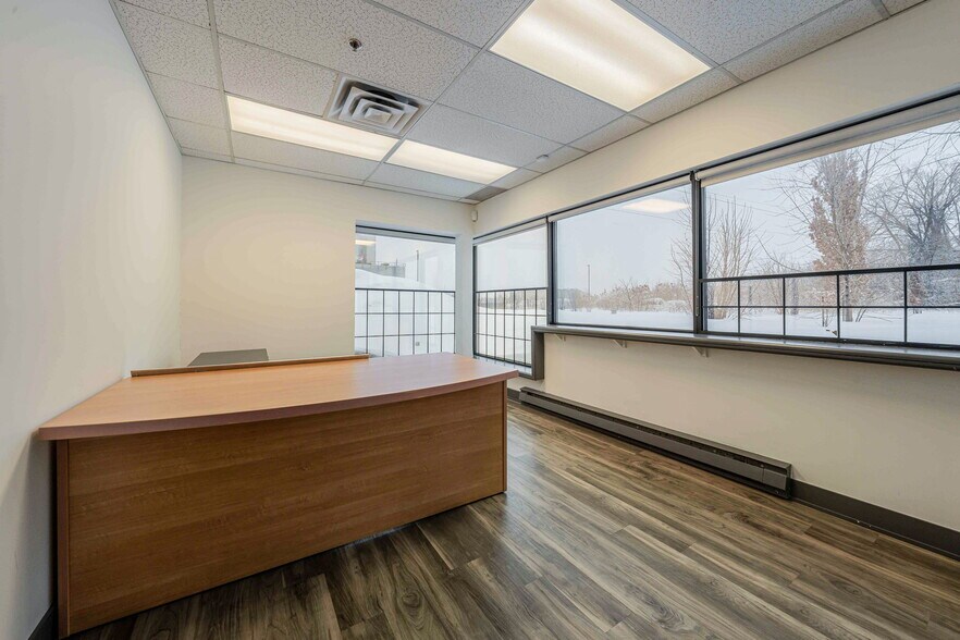 More Photos Of 50 Rue de Lauzon, Boucherville Flex For Lease