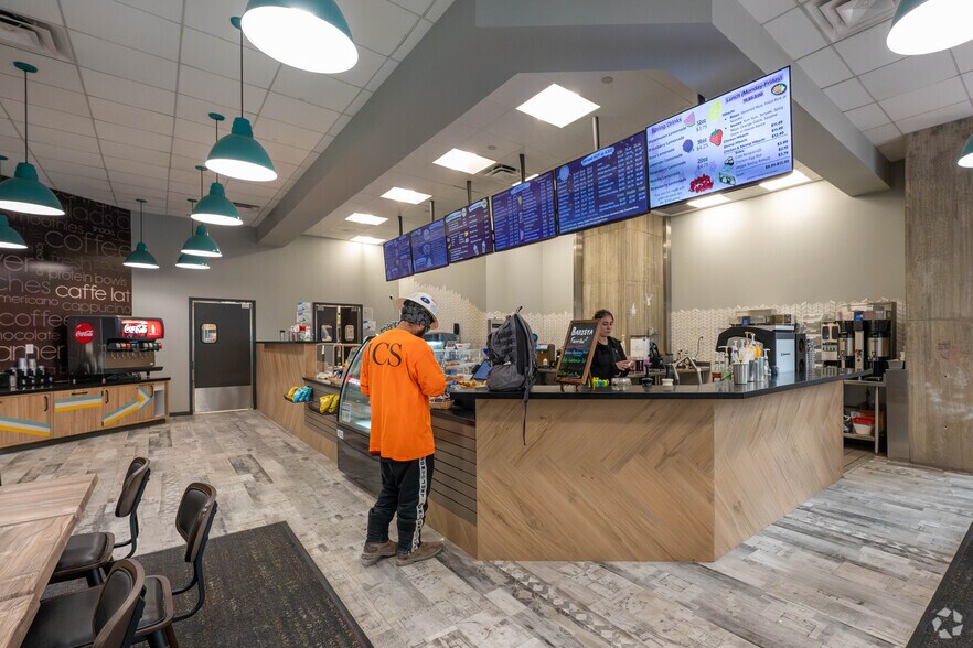 More Photos Of 10 W Market St, Indianapolis Office For Lease