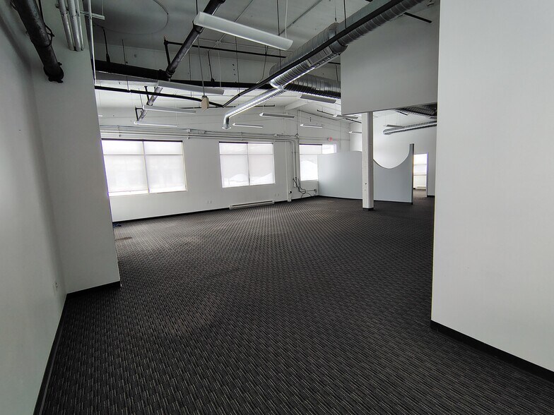 More Photos Of 18-22 Masse Pl, Batavia Warehouse For Lease