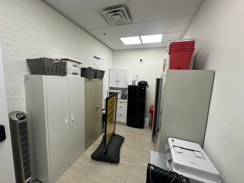 More Photos Of 5920 S Rainbow Blvd, Las Vegas Office For Sale