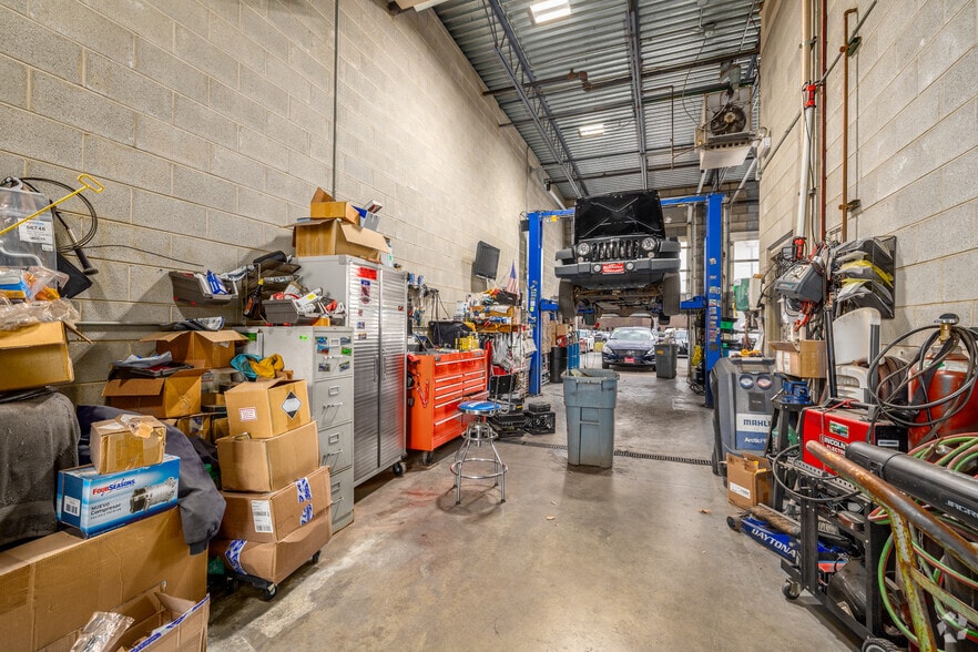 More Photos Of 524-530 W Grand Ave, Elmhurst Auto Repair For Sale