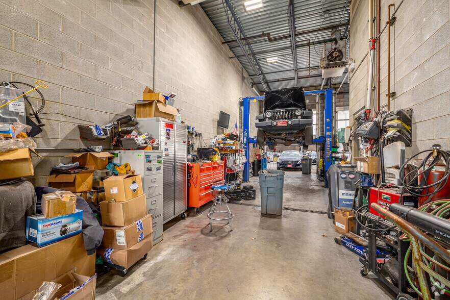 More Photos Of 524-530 W Grand Ave, Elmhurst Auto Repair For Sale