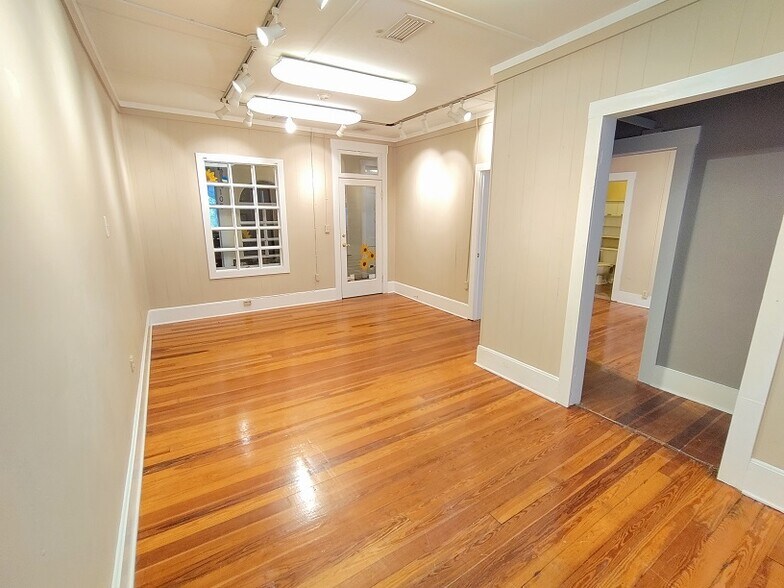 More Photos Of 438-442 N Donnelly St, Mount Dora Storefront For Lease