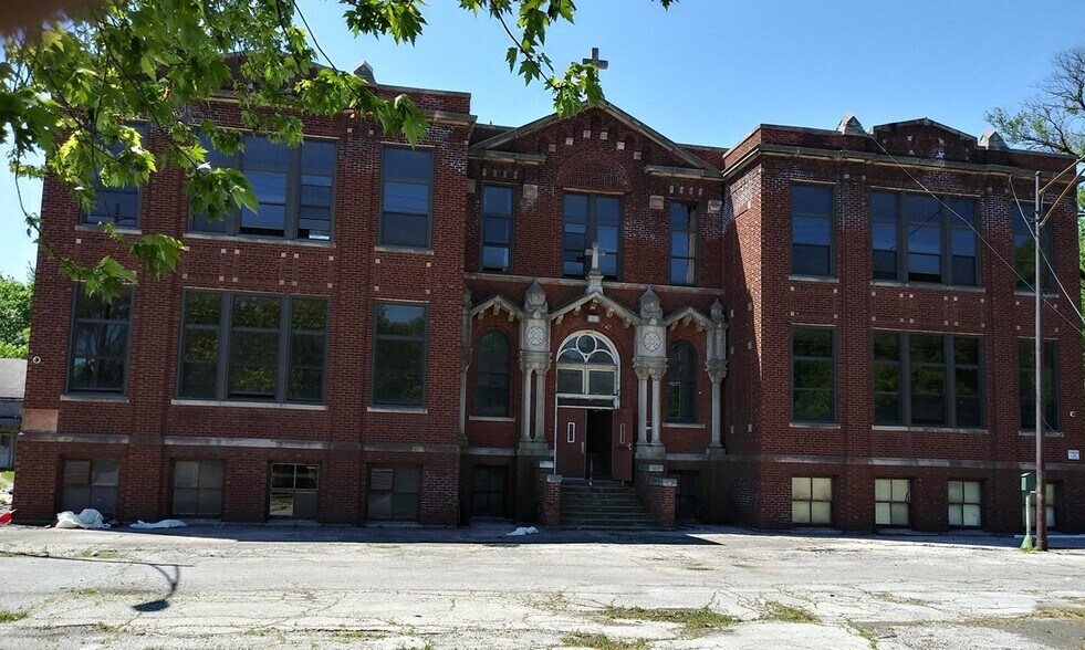 Primary Photo Of 310 E 137th St, Chicago Self Storage For Sale